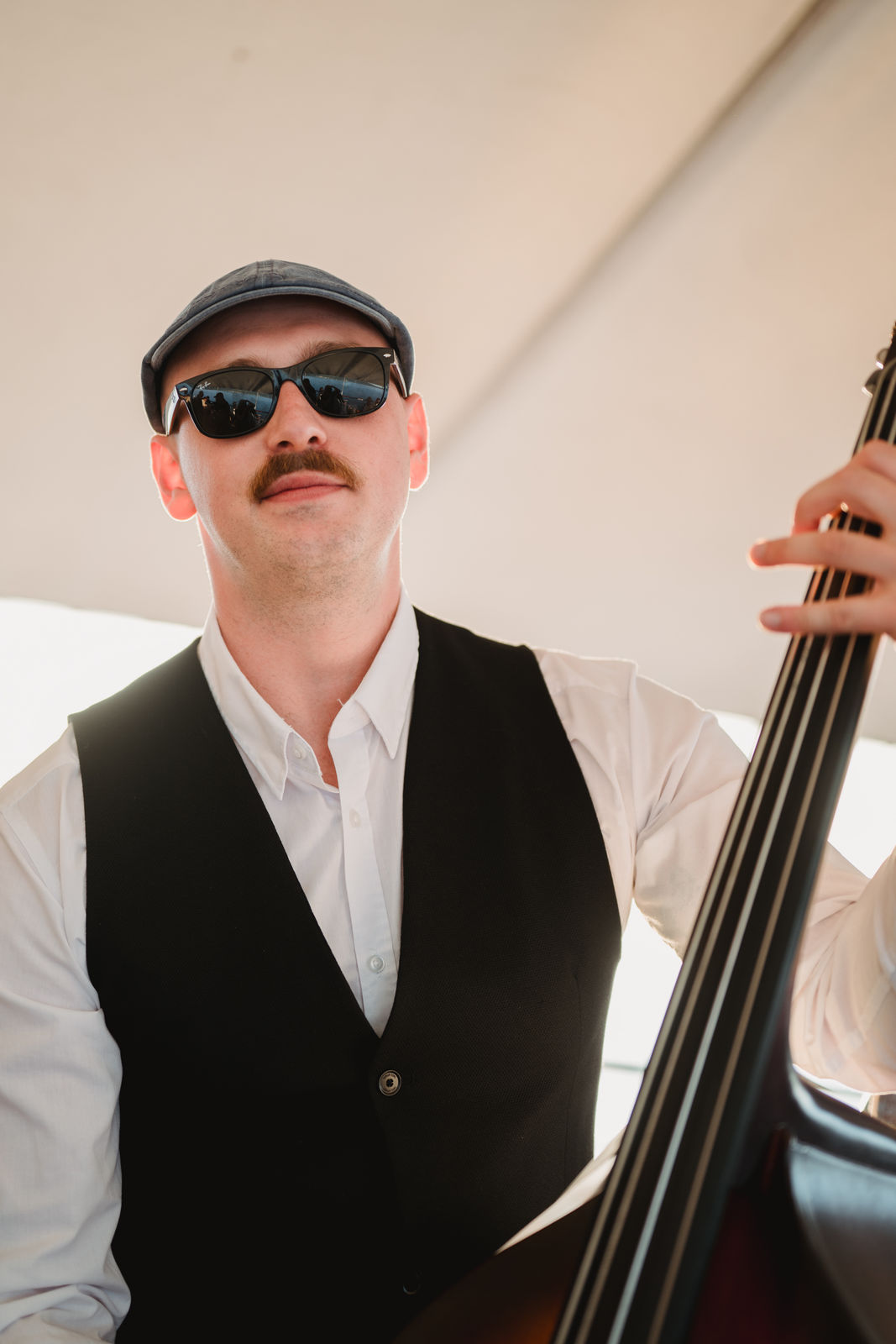 Porträt des Kontrabassisten von The Swingbugs