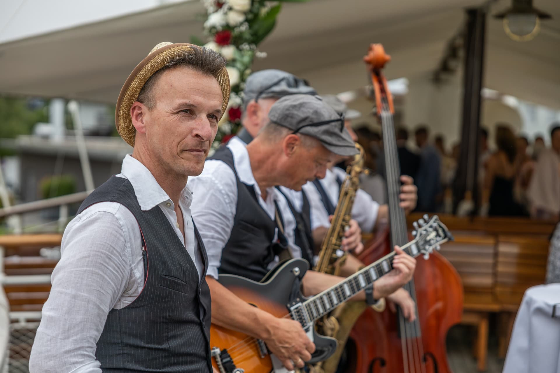 The Swingbugs spielen hintereinander in einer Reihe während einer Veranstaltung