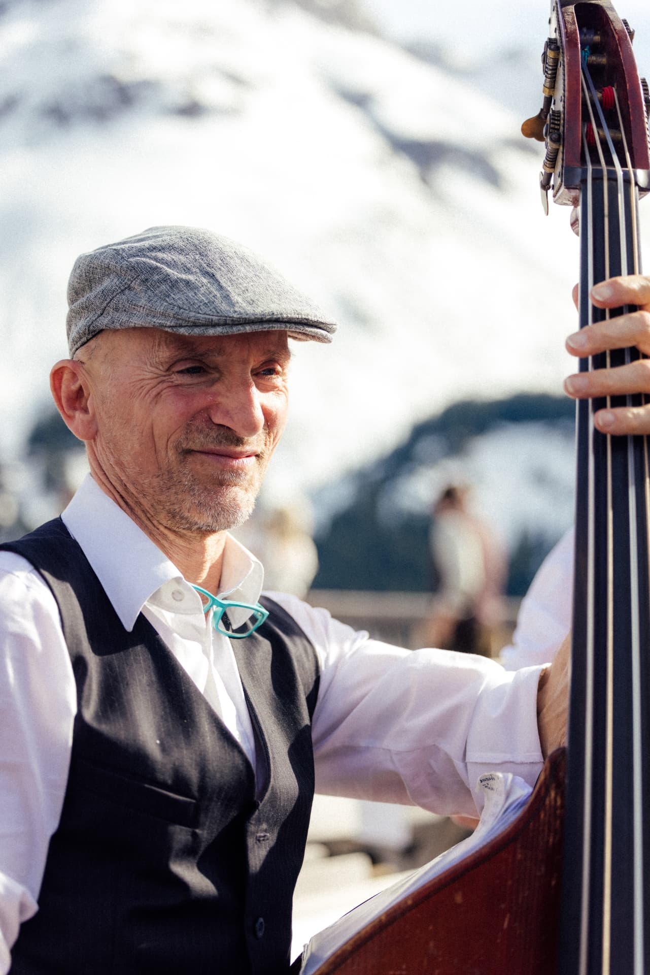 Porträt des Kontrabassisten von The Swingbugs mit Bergen im Hintergrund
