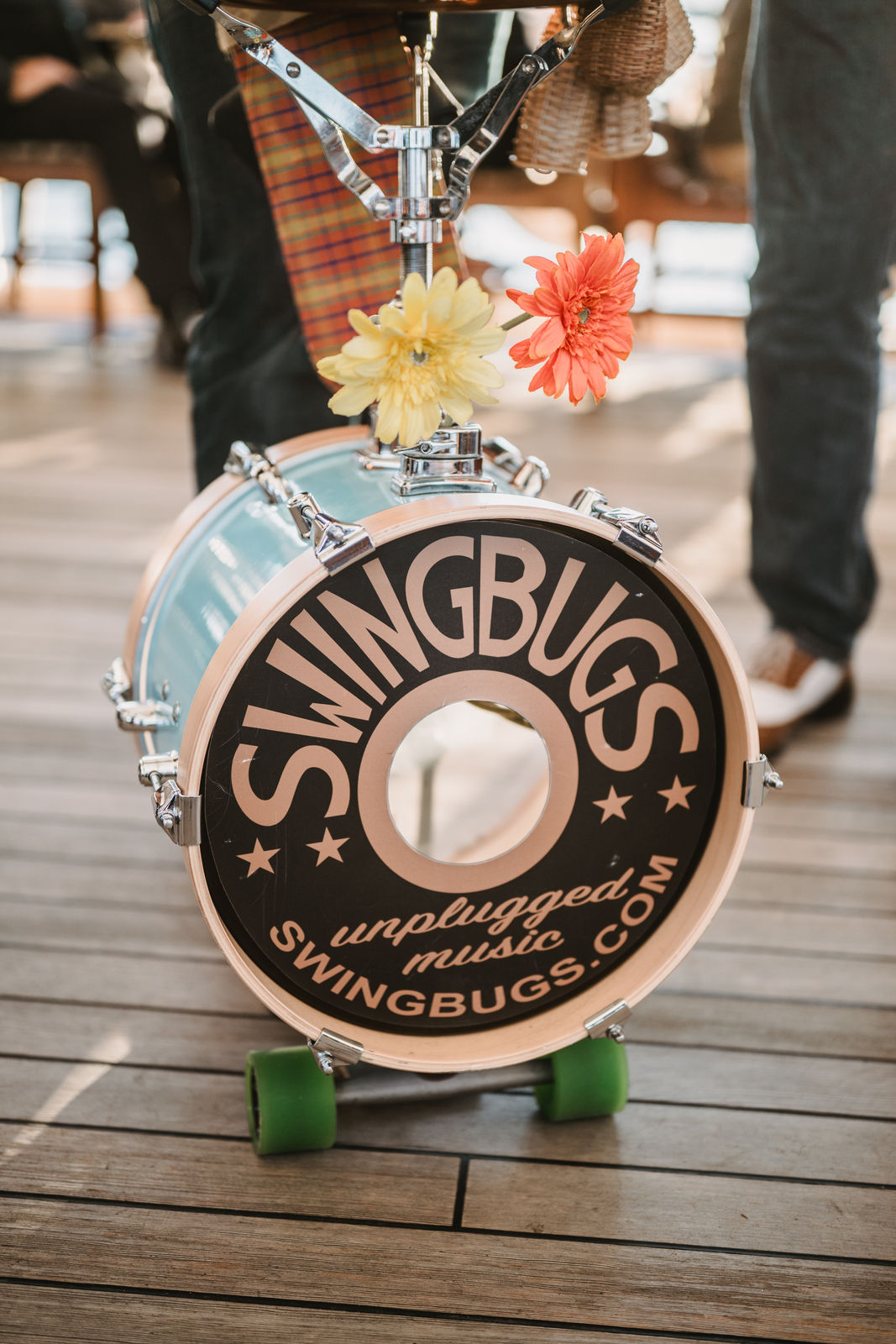 Mini-Schlagzeug von The Swingbugs mit Bandlogo und zwei Blumen