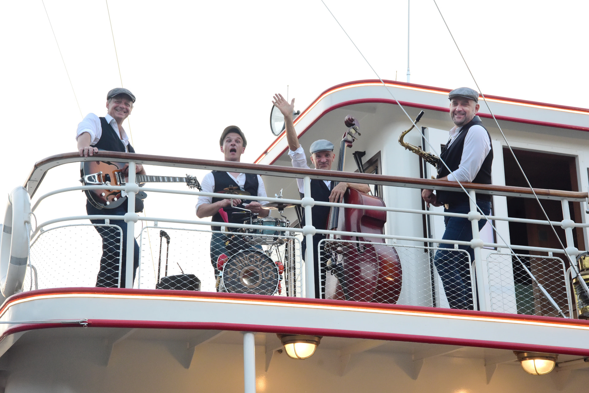 The Swingbugs spielen auf dem Oberdeck eines Ausflugsschiffs