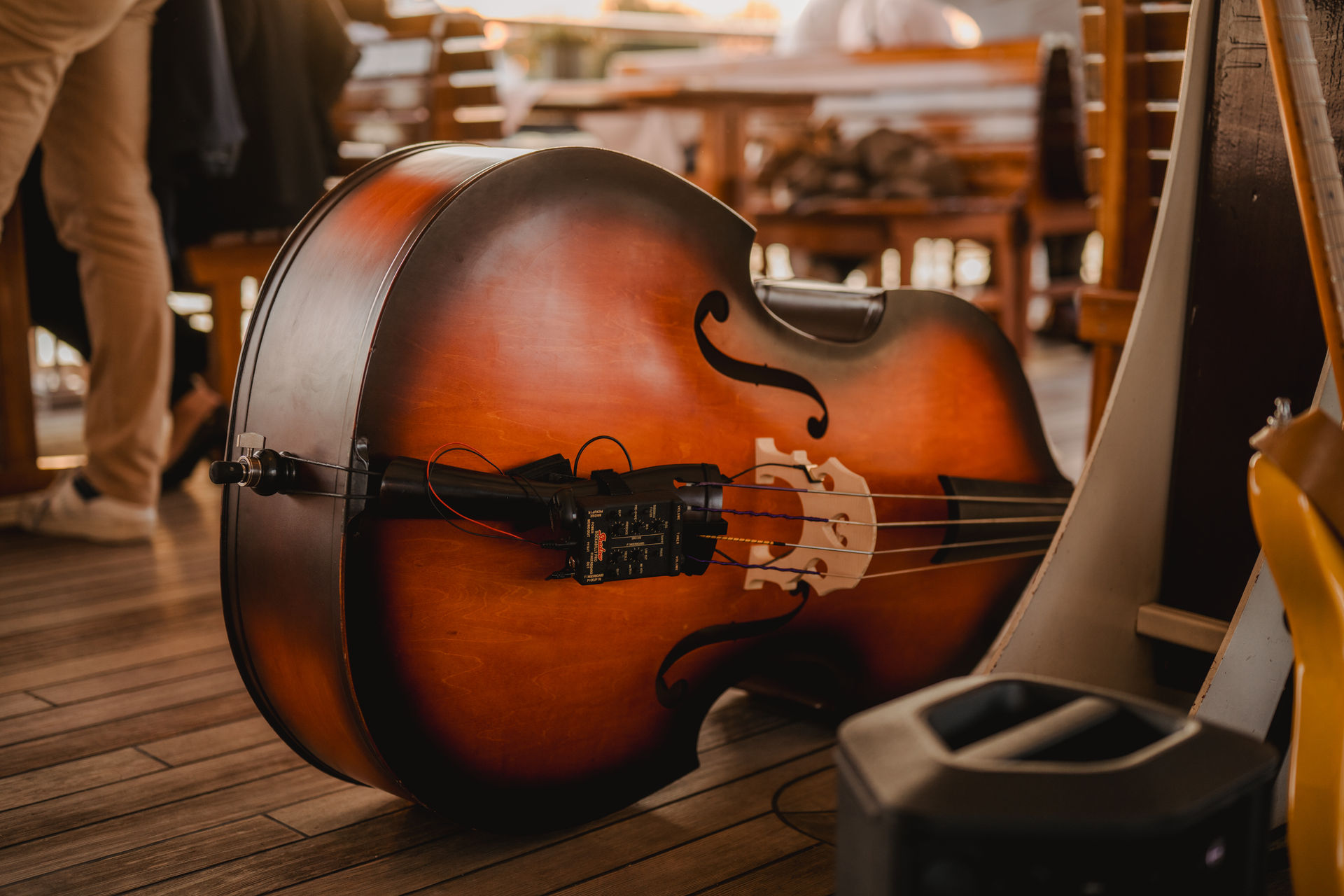 Kontrabass von The Swingbugs im goldenen Licht auf dem Holzboden
