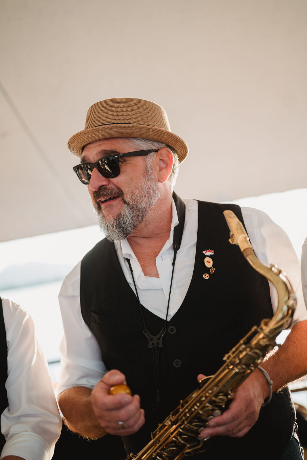 Porträt des Saxophonisten von The Swingbugs mit Strohhut